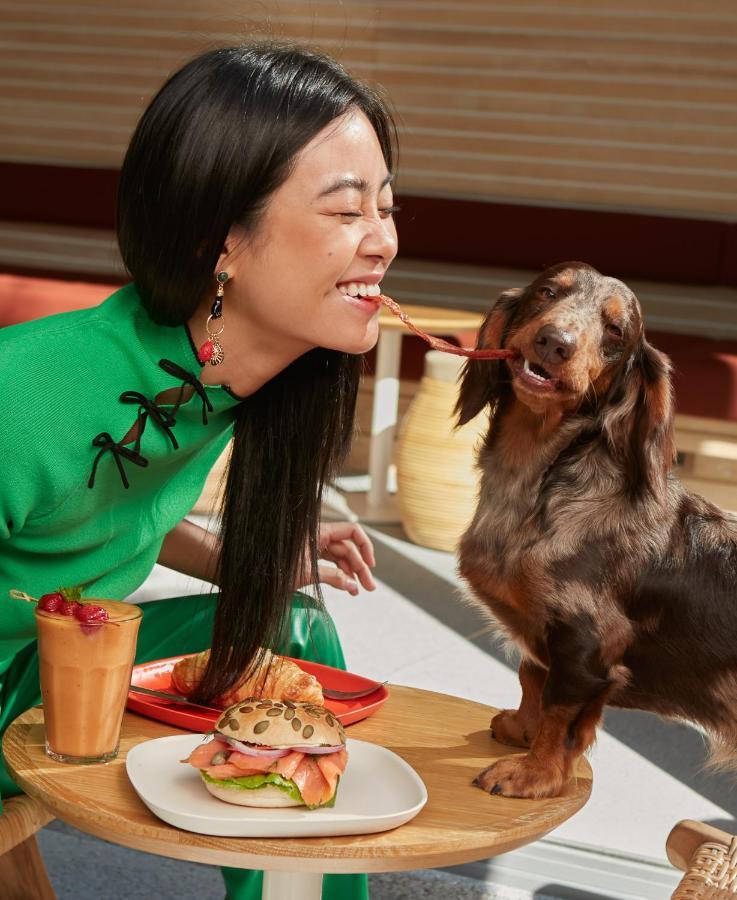 The Standard, Hua Hin Otel Dış mekan fotoğraf A woman feeding her dog