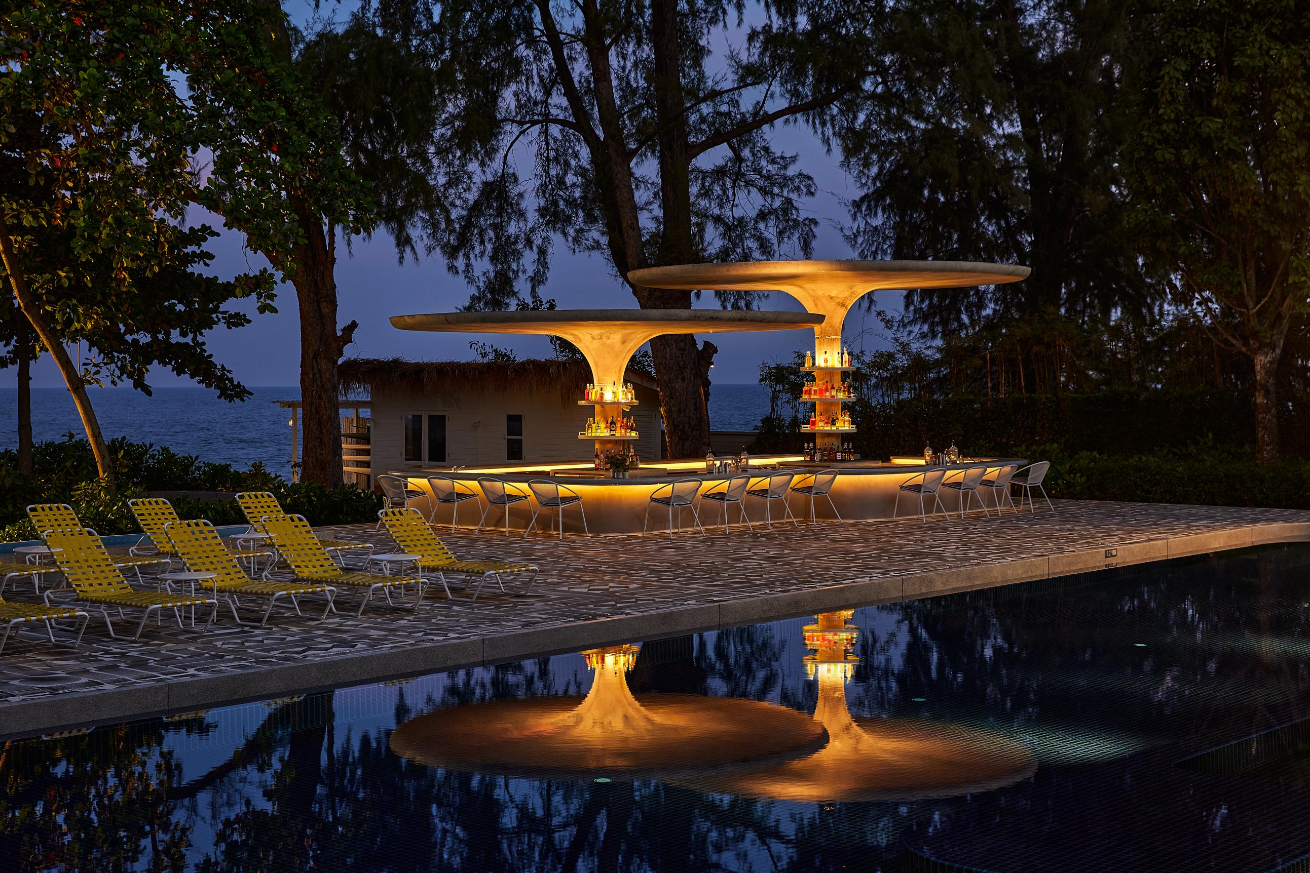 The Standard, Hua Hin Otel Dış mekan fotoğraf The bar at the Hotel Alexandra