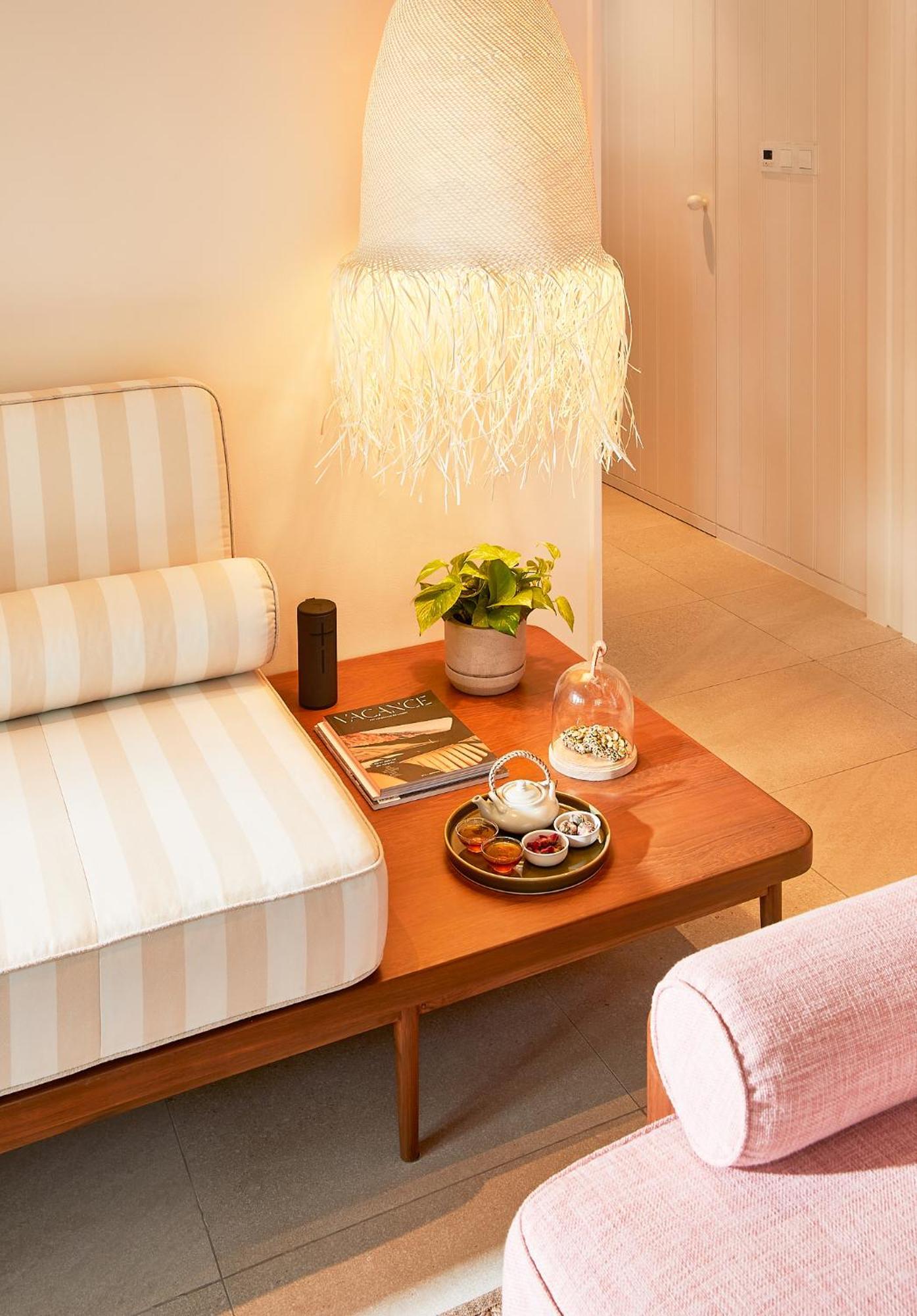 The Standard, Hua Hin Otel Oda fotoğraf A coffee table